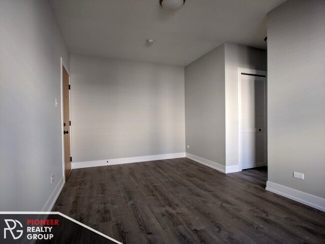 Building Photo - 423 W Belden Ave