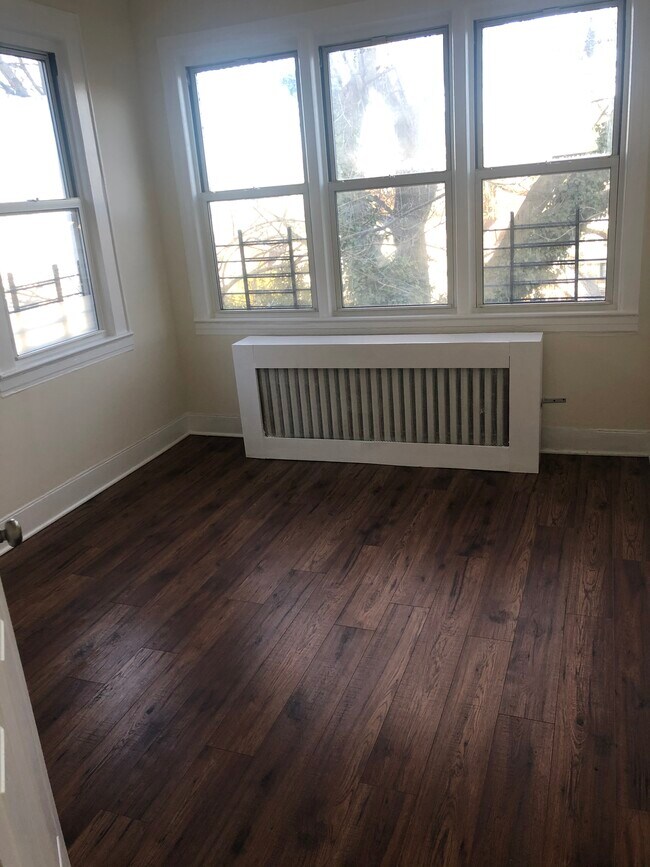 Smaller Bedroom - 48 Oxford Pl
