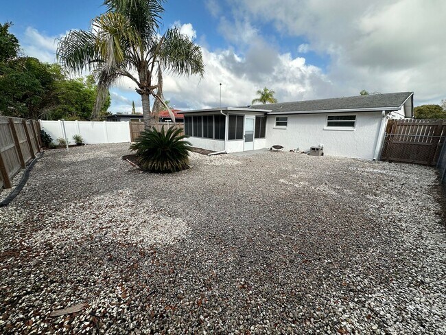 Building Photo - Beautiful 2 bedroom home with fenced in ba...
