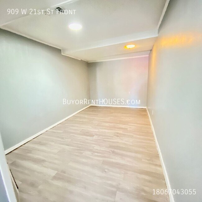 Building Photo - RENT is $1,250+ Pay $0 deposit at Move-In,...