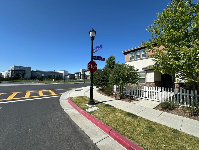 Building Photo - Spacious 5-Bedroom Home in Desirable Mount...