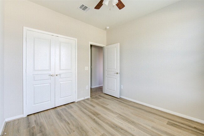 Foto del edificio - 5419 Silver Ledge Dr