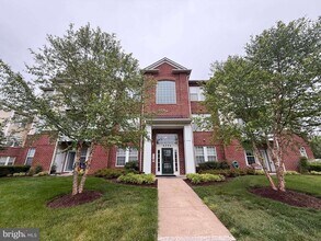 Building Photo - 8204 Blue Heron Dr