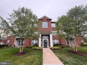 Building Photo - 8204 Blue Heron Dr