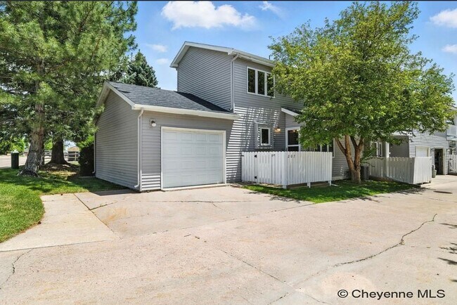 Foto del edificio - 3 BEDROOM, 2 BATHROOM TOWNHOME WITH 1 CAR ...