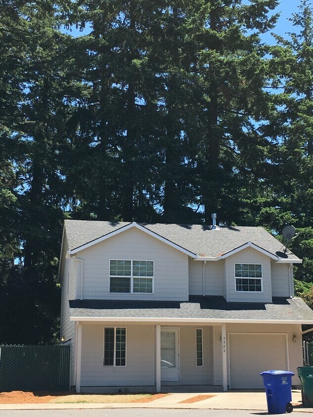 Foto principal - Beautiful 4 Bedroom 2.5 Bath Home!
