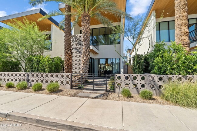 Foto del edificio - 6916 E 2nd St