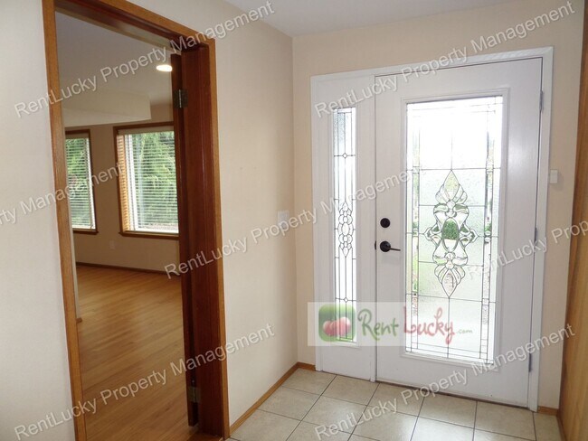Foto del edificio - LAKE VIEWS!! Incredible 4-Bedroom Home on Huge Lot w/Giant Covered Deck!
