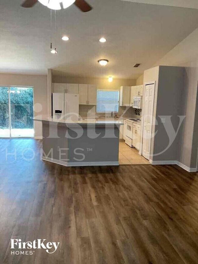 Foto del edificio - 739 N Midland Dr