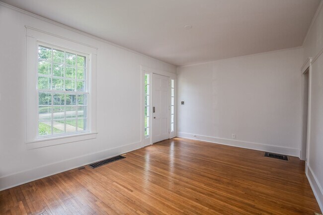 Building Photo - Fabulous Hillsboro Cottage