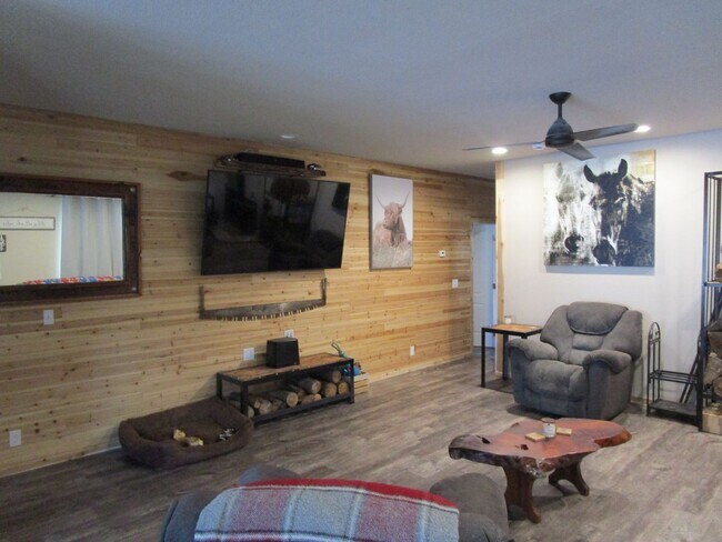 Foto del edificio - Schedule A Showing Today! Home on 5 Acres with Barn, Shop and Direct Access to BLM Land - Availab...