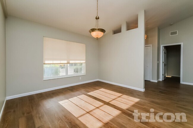 Building Photo - 36 Redbay Ct W