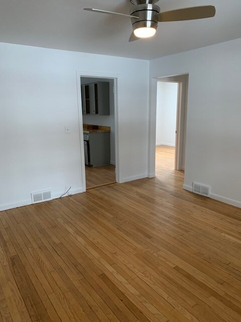 Acceso desde la sala de estar principal a la cocina, dormitorios y baño. - 71 Hadley Rd