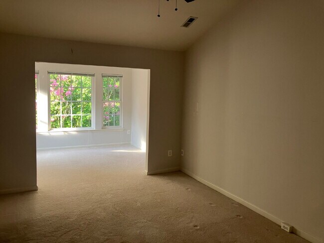 Foto del edificio - Elegant Gated Townhome with Sunroom Extension in Piedmont | 3 Bedrooms | 2 Full & 2 Half Baths