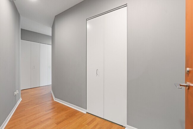 Building Photo - 400 N LaSalle Dr