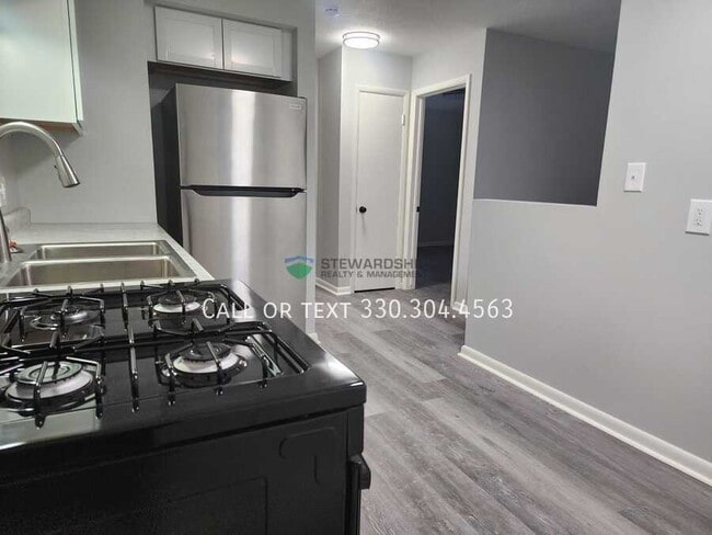 Building Photo - 2557 Edwin Ave