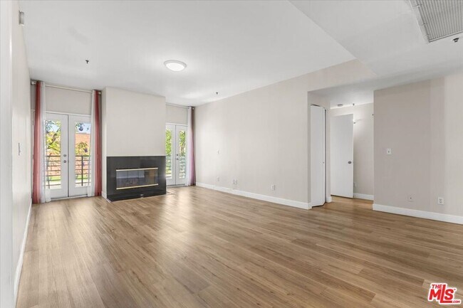 Building Photo - 5350 White Oak Ave