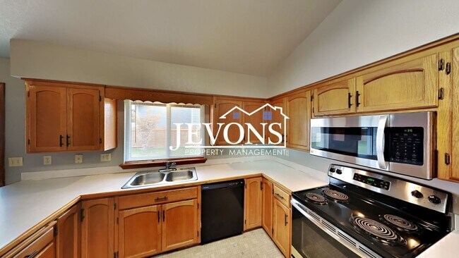 Building Photo - Enjoy this 3-bedroom home featuring a fully equipped kitchen, a two-car attached garage, and a fe...