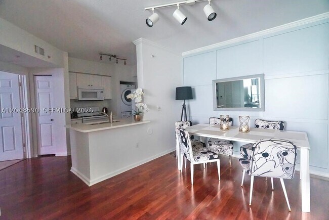 Foto del edificio - 17145 N Bay Rd