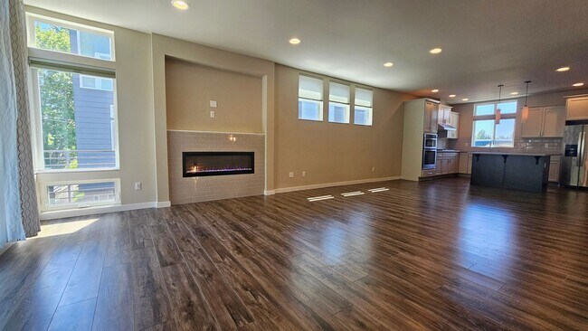 Building Photo - 3 Bed 3.5 Bath Townhome in the Heart of Do...