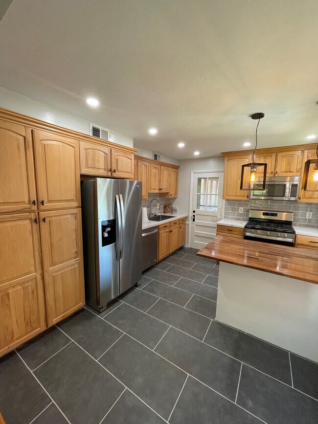 kitchen - 1062 E Linden Ave