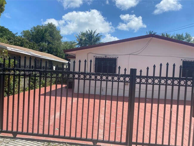 Foto del edificio - 7715 NW 2nd Ct