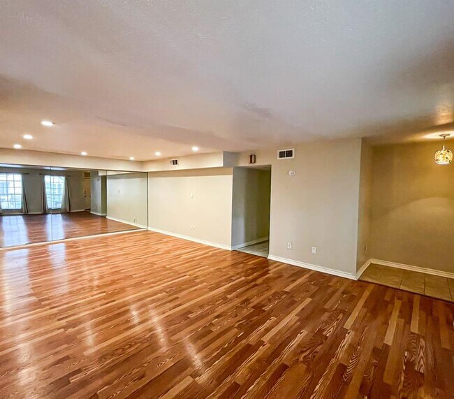 Building Photo - 361 N Post Oak Ln