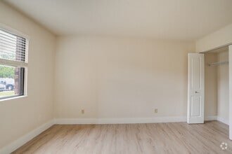 2BR, 1BA - 777SF - Golfview Apartments