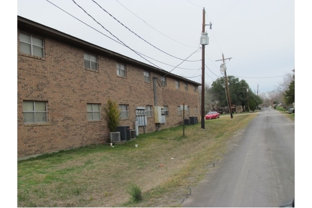 back side street - 1102 Summit Dr