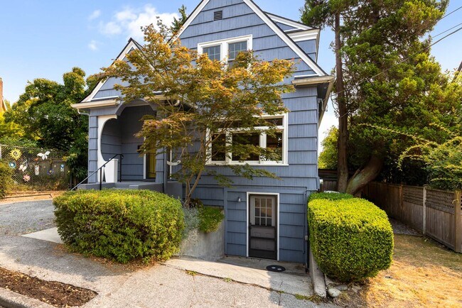 Foto del edificio - Timeless Wallingford Tudor | 4 Bedrooms & Flexible Dual Living
