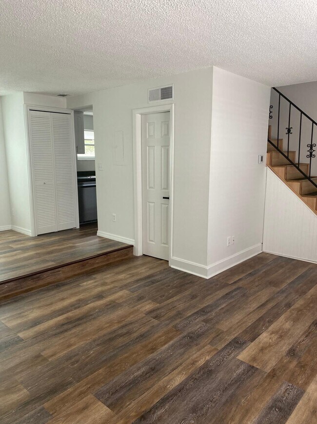 Building Photo - 5642 Townhouse Dr