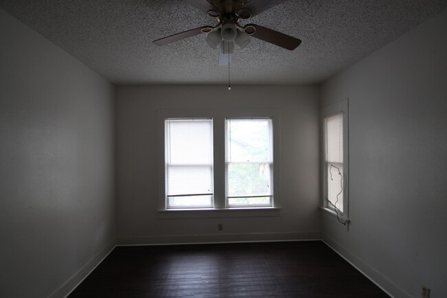 Building Photo - Tour Today! 1 Bedroom 1 Bath Apartment in ...