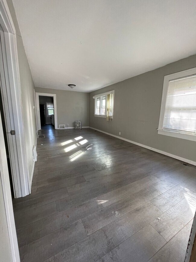 Foto del edificio - Private 2 bedroom with oversized yard comi...