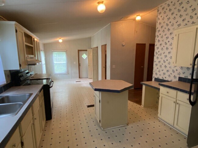 Building Photo - 3 bedroom 2 bath Mobile Home on 1 acre in ...