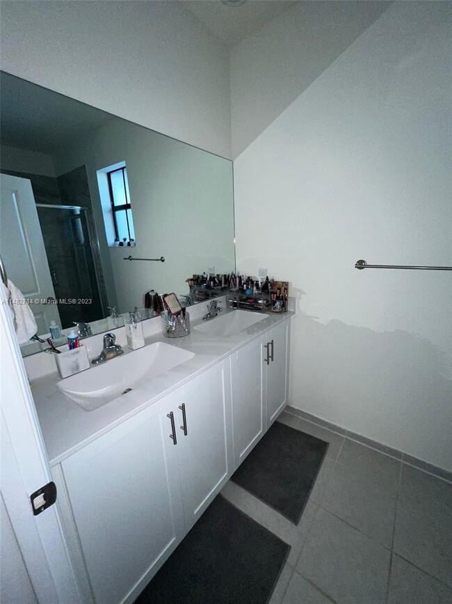Foto del edificio - 3350 W 112th St