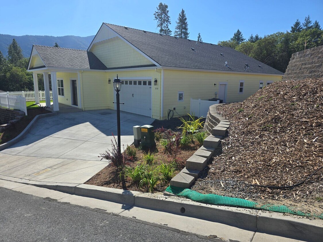 Foto principal - 3 bed 2 bath Brand-New Custom-Built- Home