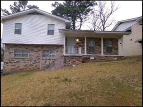 Building Photo - 8900 Byron Dr