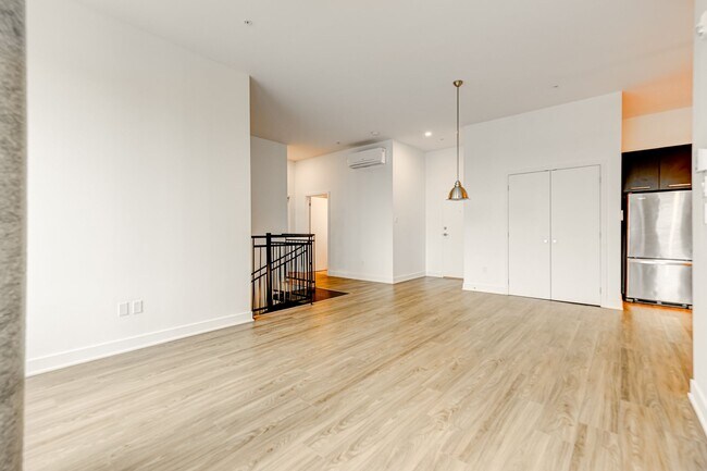 Building Photo - 9675 Av. Papineau