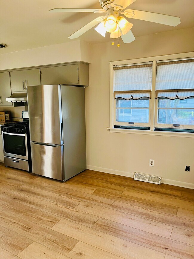 Foto del edificio - 8406 Parrish Ave