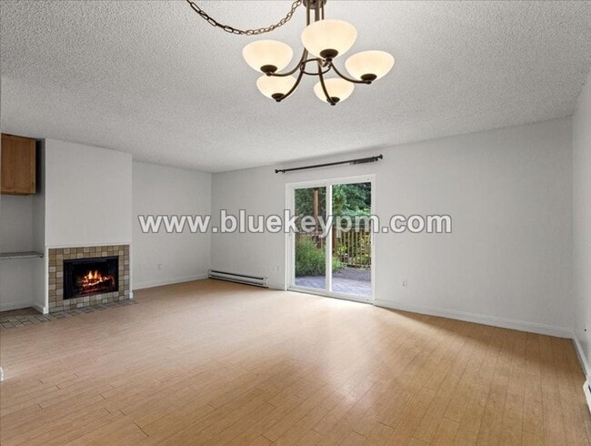 Building Photo - 3 Bed, 1.5 Bath Townhome in Hazel Dell Near Salmon Creek Regional Park