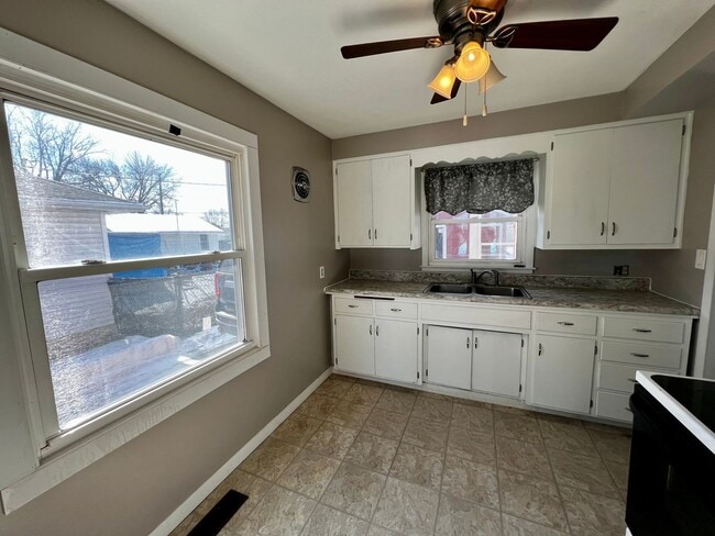 Building Photo - Charming 3 bedroom house