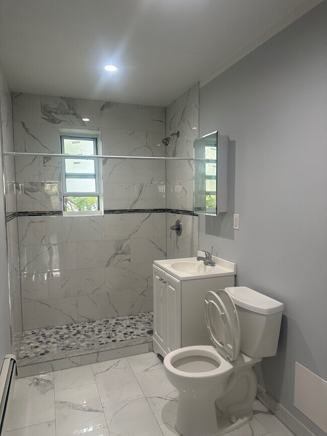 Foto del edificio - 1358 E 2nd St
