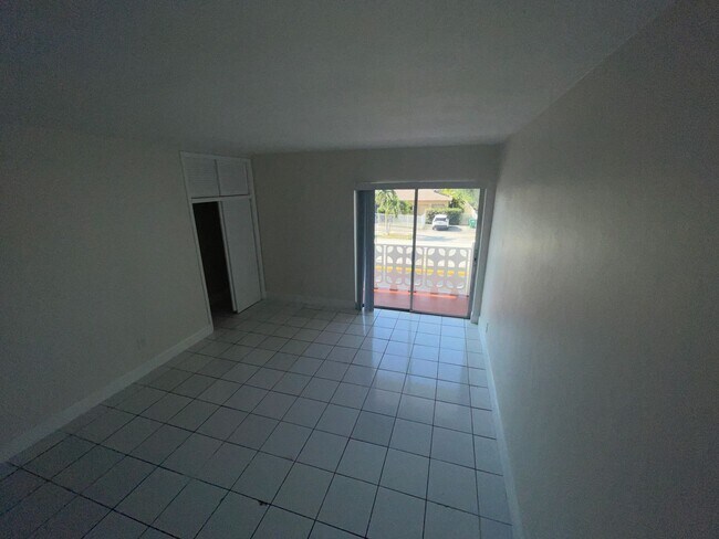 Foto del edificio - Big and Beautiful 2b2b Apartment For Rent Now