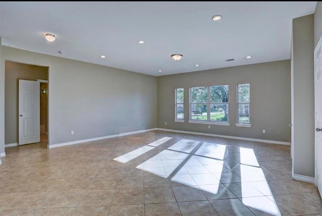 Building Photo - 9202 Rockcliff Dr