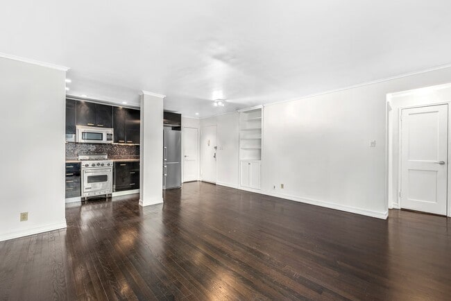 Building Photo - 140 7th Ave