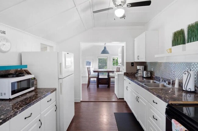 Building Photo - 204 S M St