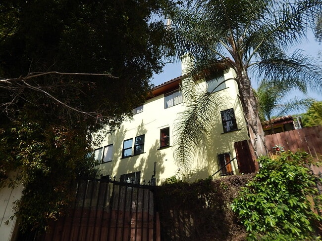 Building Photo - 2040 Whitley Ave