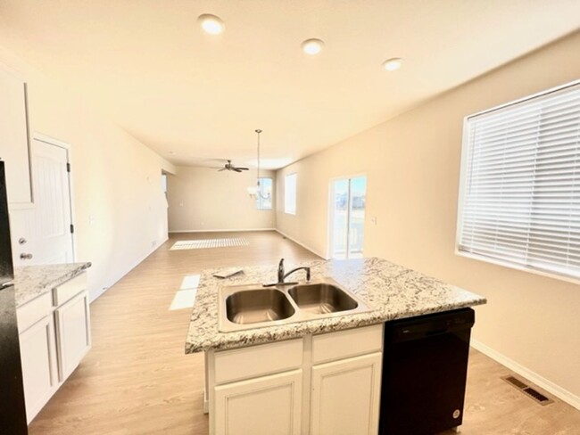 Foto del edificio - Gorgeous newer built 3 bedroom home in Mer...