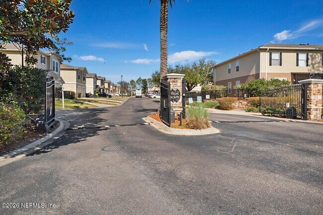 Foto del edificio - 1500 Calming Water Dr