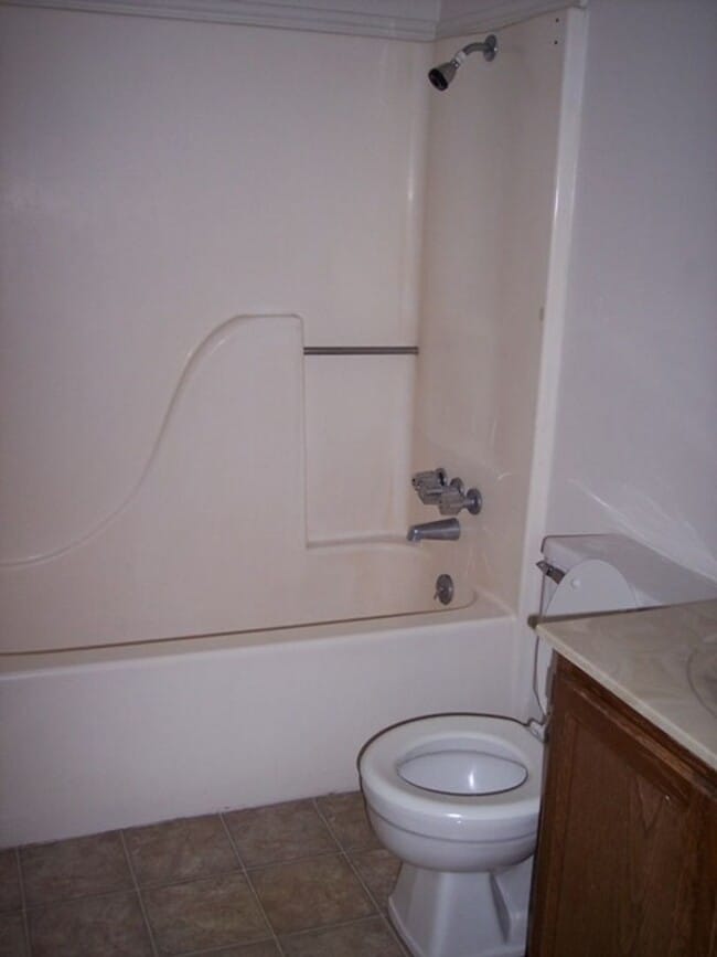 Building Photo - 411 N Ridgeview Dr